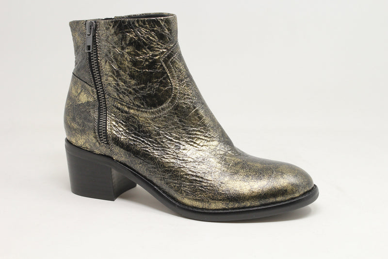 Women's Django & Juliette Rarla in Black & Gold Distressed Leather. Sku: DJ21130BHV27