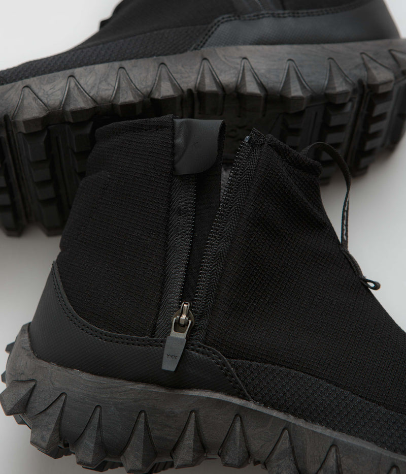 Salomon Snowclog Mid Shoes in Black and Black / Black