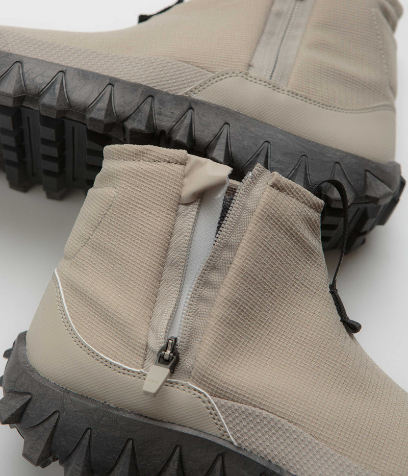 Salomon Snowclog Mid Shoes in Feather Grey and Feather Grey / Black