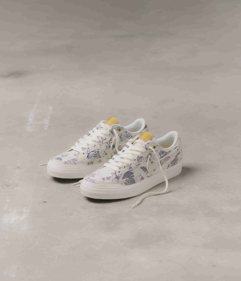 Nike SB City of Style Pogo Plus Premium Shoes in Sail and Light Bone and Light Carbon - Bronzine