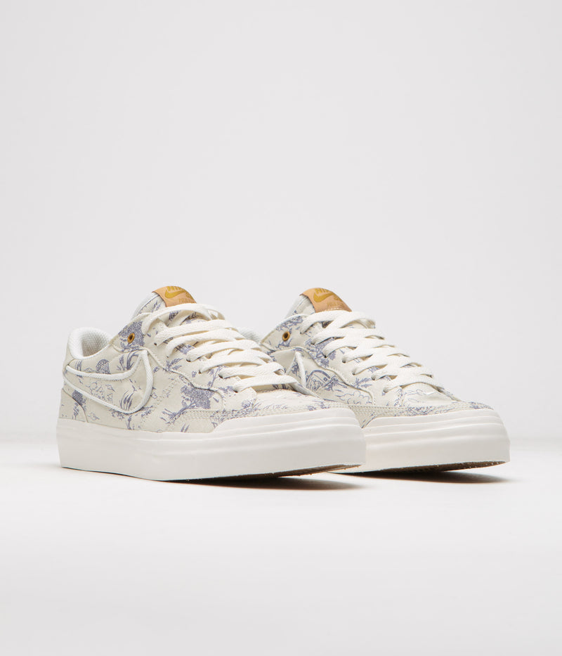 Nike SB City of Style Pogo Plus Premium Shoes in Sail and Light Bone and Light Carbon - Bronzine