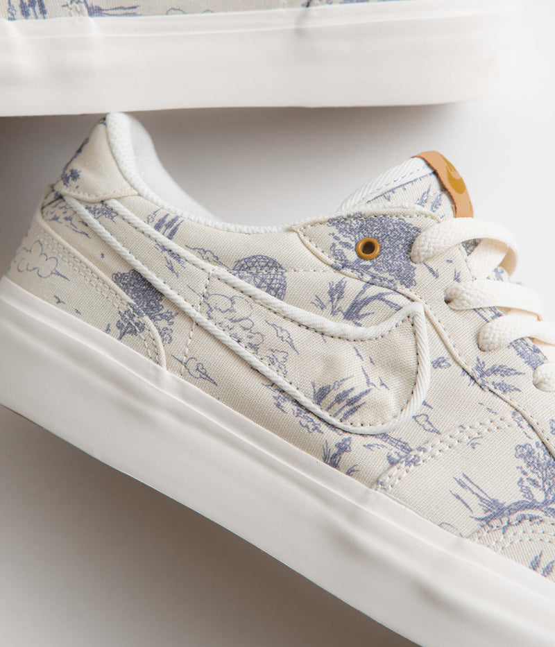 Nike SB City of Style Pogo Plus Premium Shoes in Sail and Light Bone and Light Carbon - Bronzine