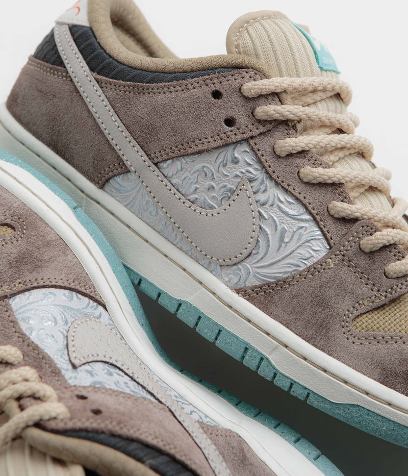 Nike SB Dunk Low Pro Premium Shoes in Baroque Brown and Summit White and Sanddrift