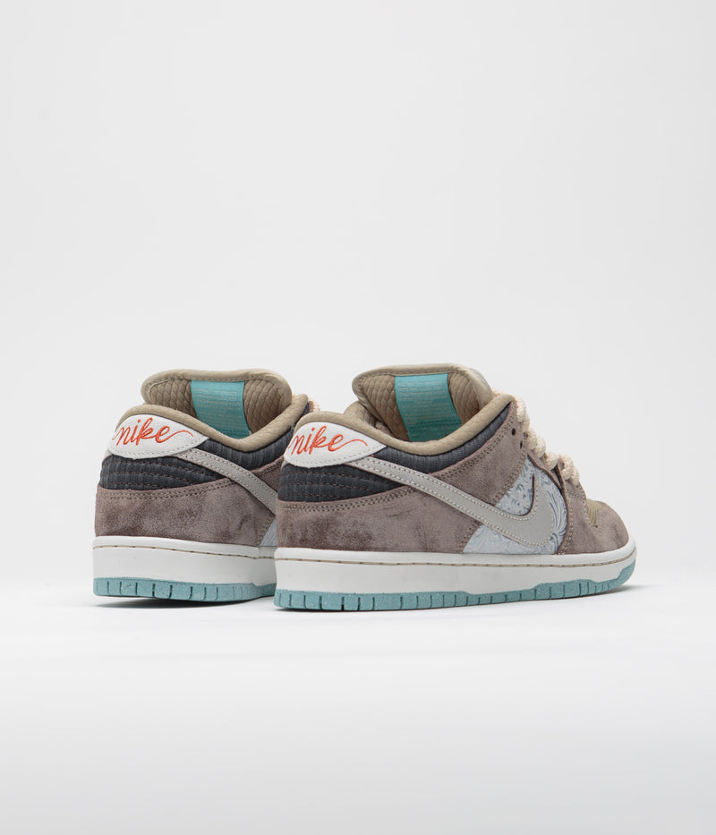 Nike SB Dunk Low Pro Premium Shoes in Baroque Brown and Summit White and Sanddrift