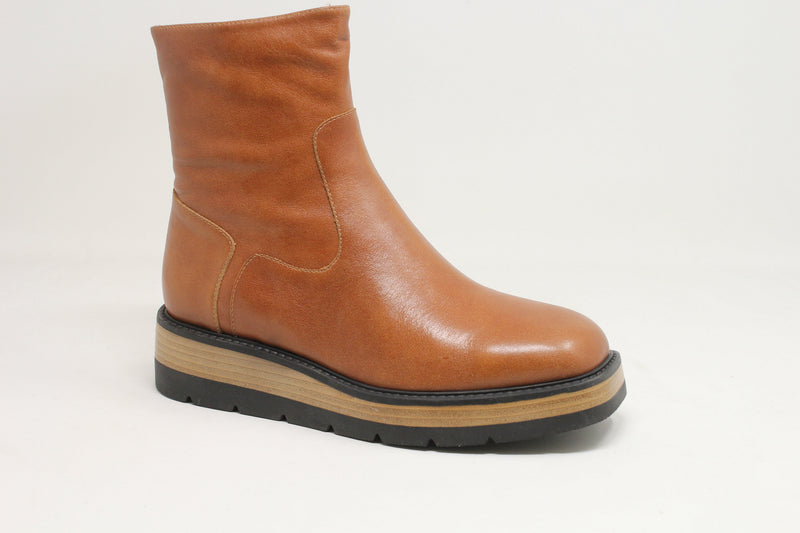 Women's Django & Juliette Tiran in Brandy-Natural & Black Leather-Sole. Sku: DJ21021TJ4C5